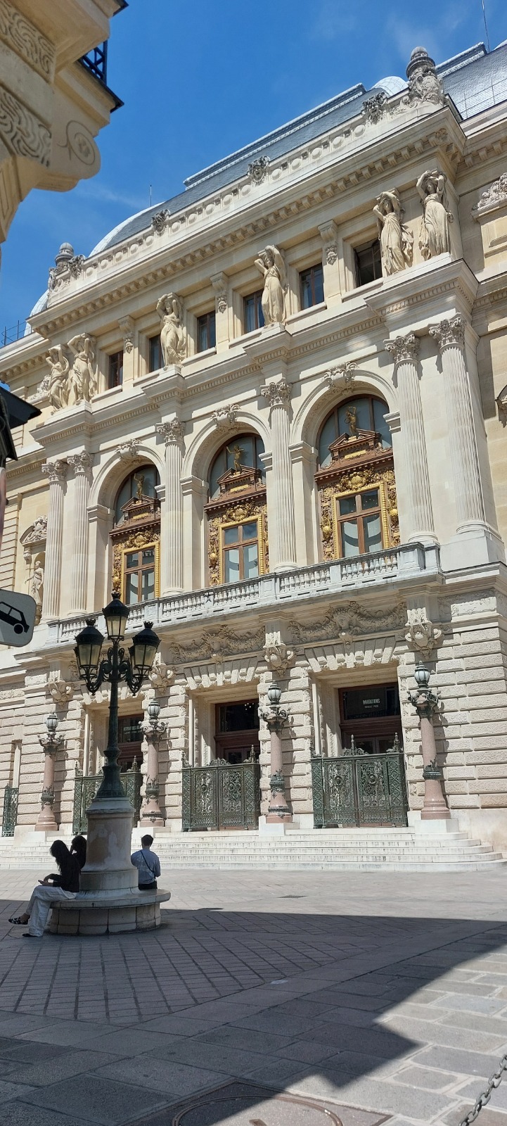 L'Opéra-Comique (salle Favart), héritier de la troupe du théâtre Feydeau, à proximité